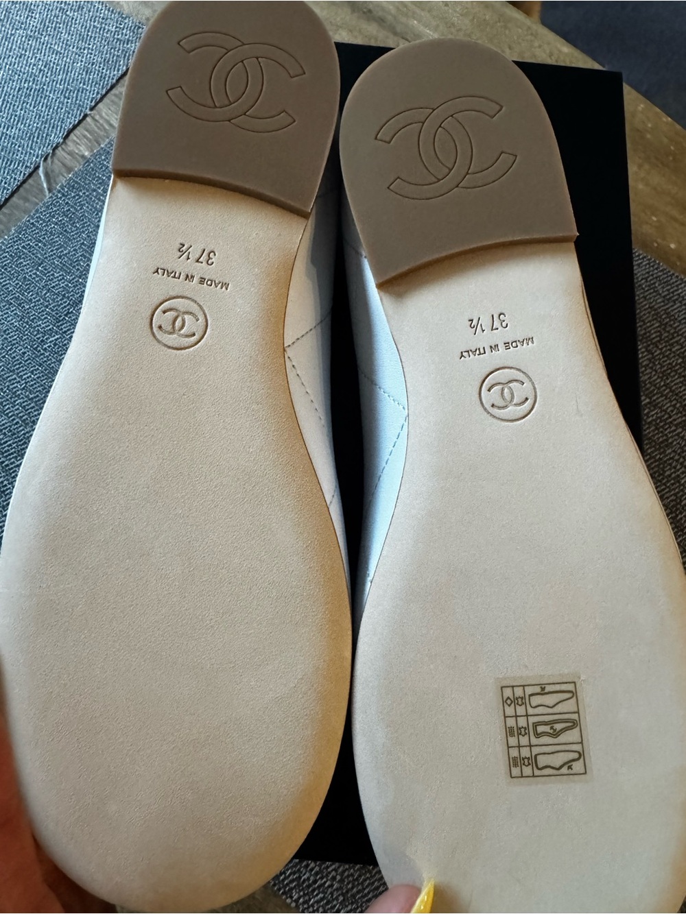 CHANEL White Cambon Ballet Flats with Black CC- Matthieu Blazy Coco Beach 2026 - Picture 4 of 5